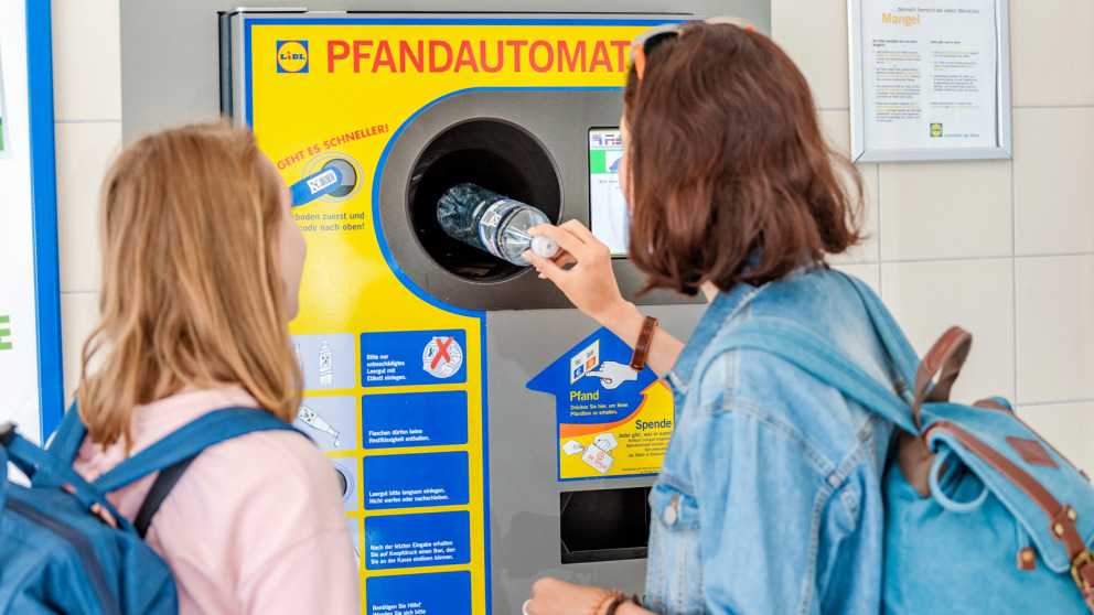 photo of two women using a Pfand machine in Germany